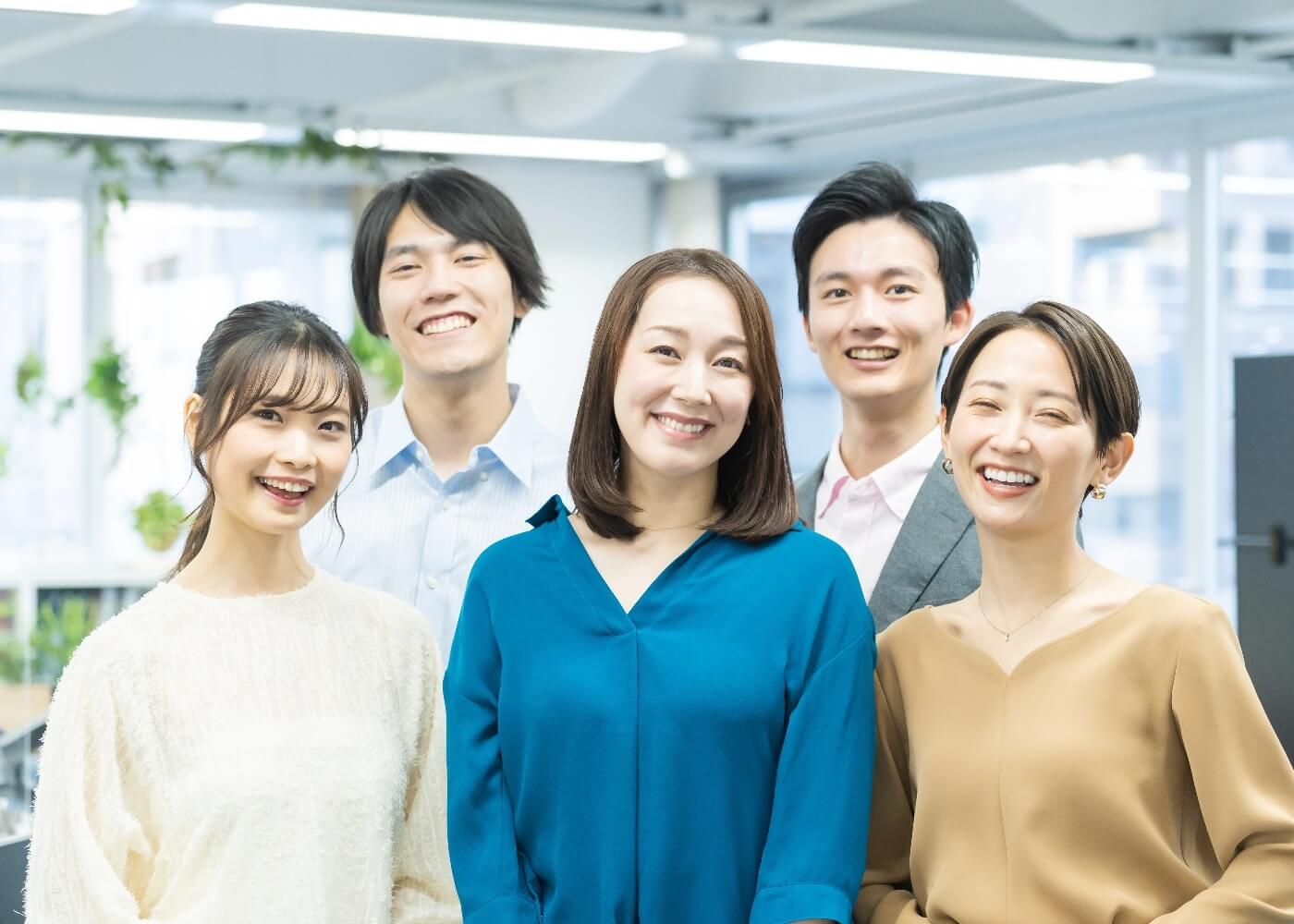 笑顔の男性職員と女性職員